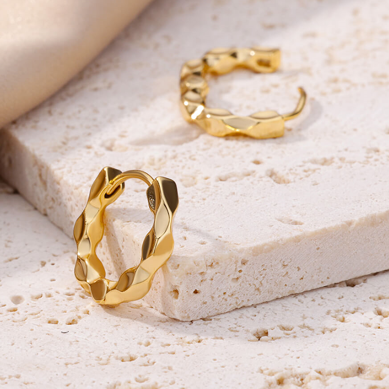 Textured wave hoops