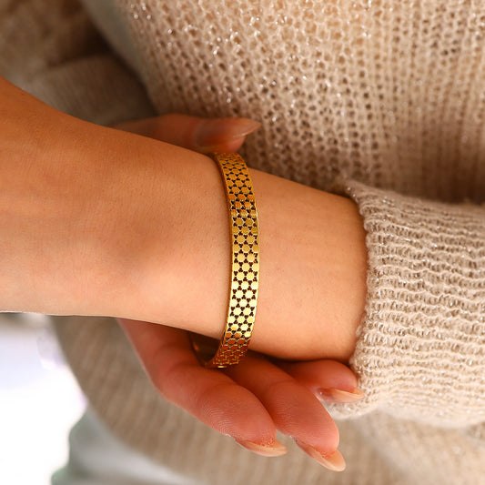 The Lattice Bracelet