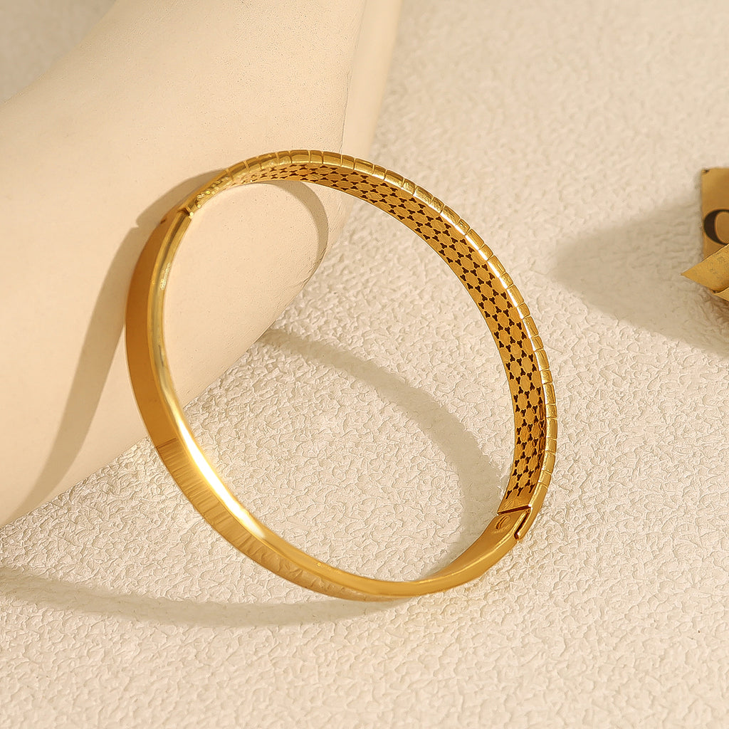 The Lattice Bracelet