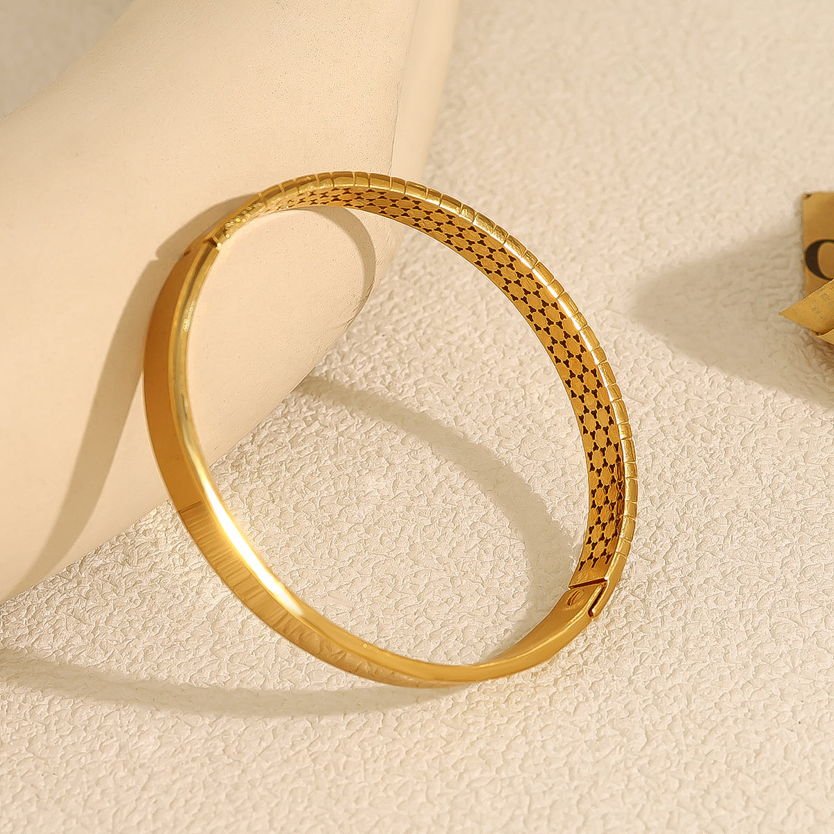 The Lattice Bracelet