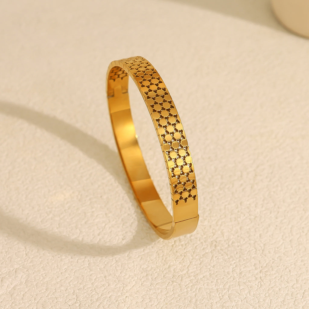 The Lattice Bracelet